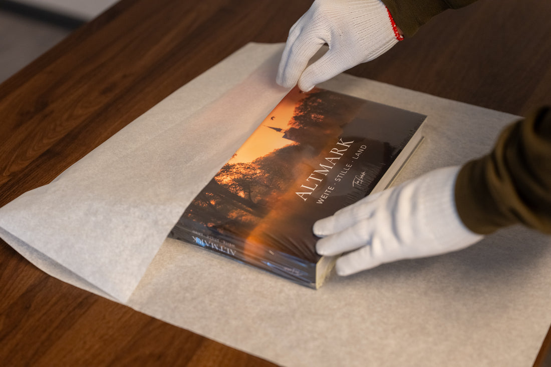 Der ALTMARK Bildband wird von Hand in Seidenpapier verpackt.