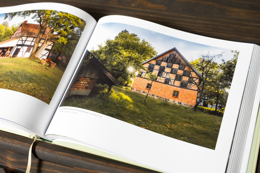 Blick in den ALTMARK Bildband: Fotografien von Fachwerkhäusern.
